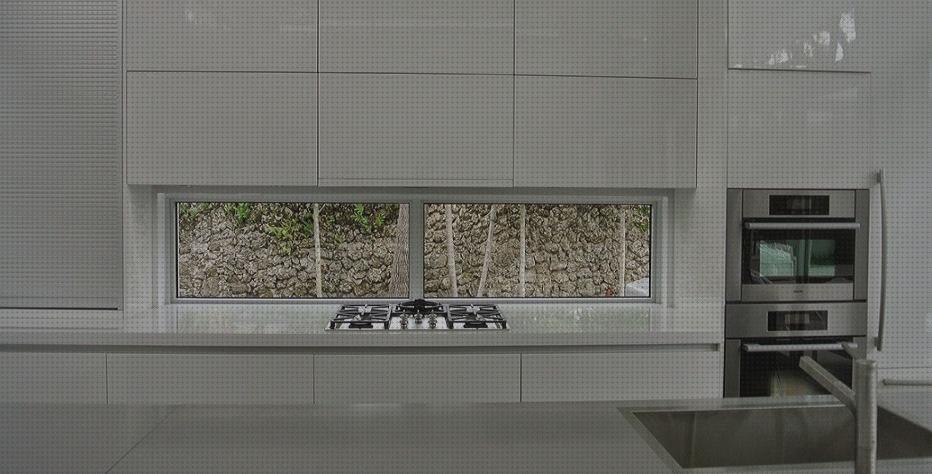 Review de campana extractora al lado de la ventana de la cocina